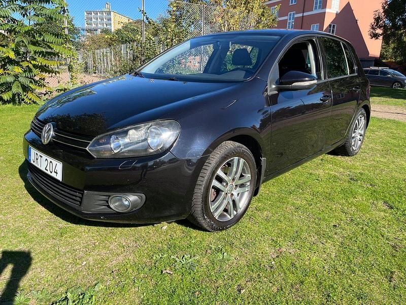Svart Begagnad 2010 VW Golf VI Halvkombi | 58 500 kr (Marknadspris) - Bild 1/4