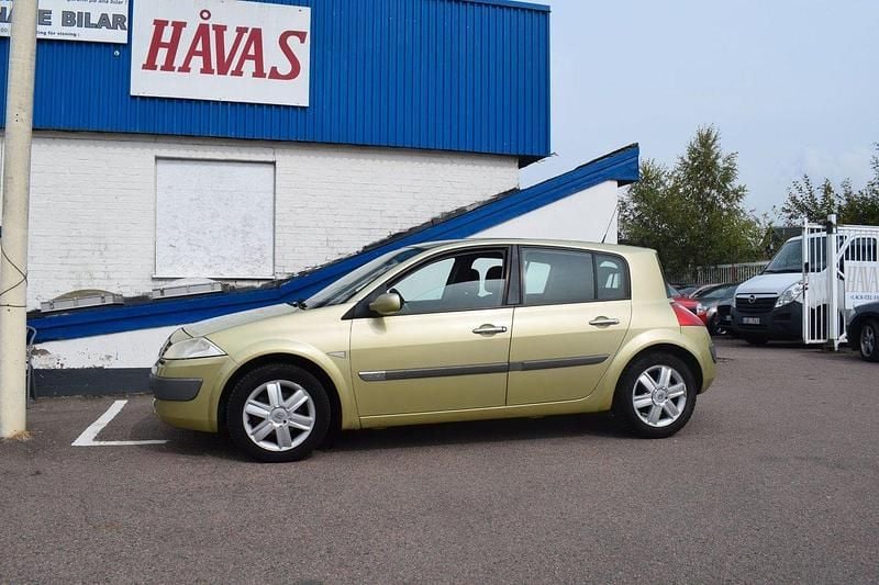 Ljusgrön (grön) Begagnad 2005 Renault Mégane II Halvkombi | 19 900 kr (Marknadspris) - Bild 1/4