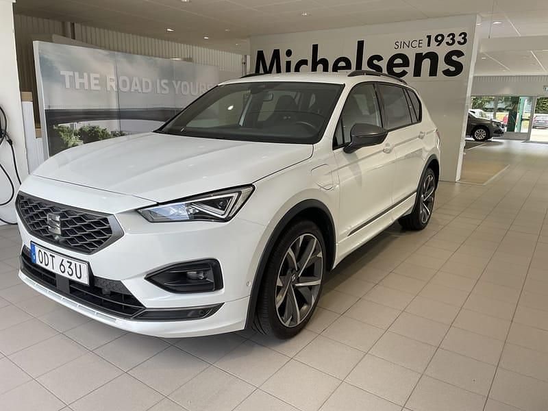 Vit Begagnad 2021 Seat Tarraco FR SUV | 299 000 kr (Marknadspris) - Bild 1/4