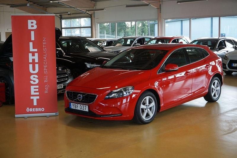 Röd Begagnad 2015 Volvo V40 Momentum Kombi | 139 000 kr (Lite dyr) - Bild 1/4