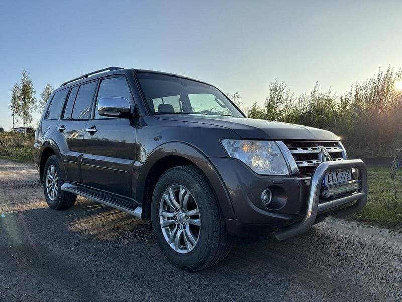 Brun Begagnad 2014 Mitsubishi Pajero SUV | 156 000 kr (Bra pris) - Bild 1/4