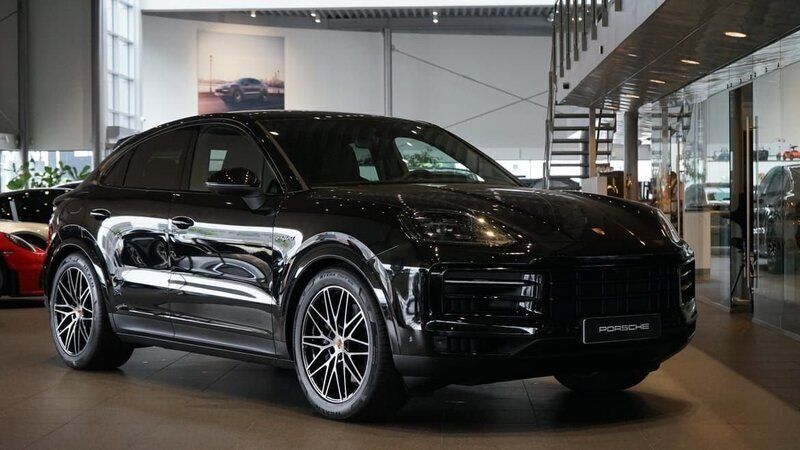 Svart Ny 2024 Porsche Cayenne SUV | 1 279 000 kr (Marknadspris) - Bild 1/4