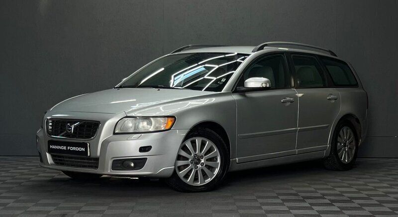 Ljusgrå (grå) Begagnad 2009 Volvo V50 Momentum Kombi | 49 900 kr (Marknadspris) - Bild 1/4