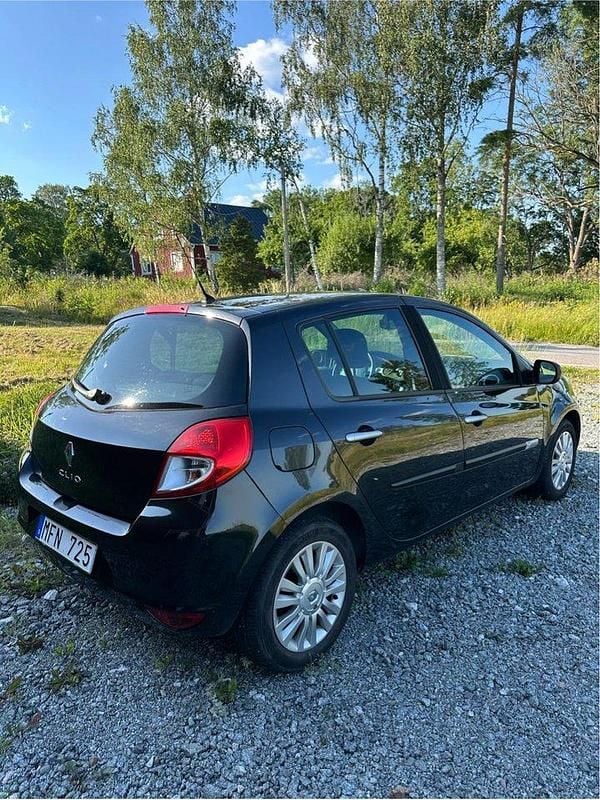 Svart Begagnad 2011 Renault Clio R.S. Halvkombi | 38 000 kr (Marknadspris) - Bild 1/4