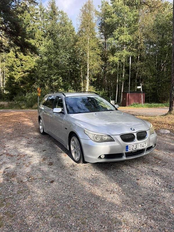Grå Begagnad 2004 BMW 525 Kombi | 43 000 kr (Marknadspris) - Bild 1/4