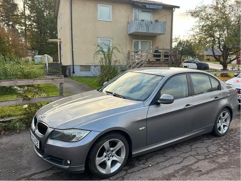 Begagnad 2009 BMW 320 Comfort Edition Sedan | 59 900 kr (Bra pris) - Bild 1/3
