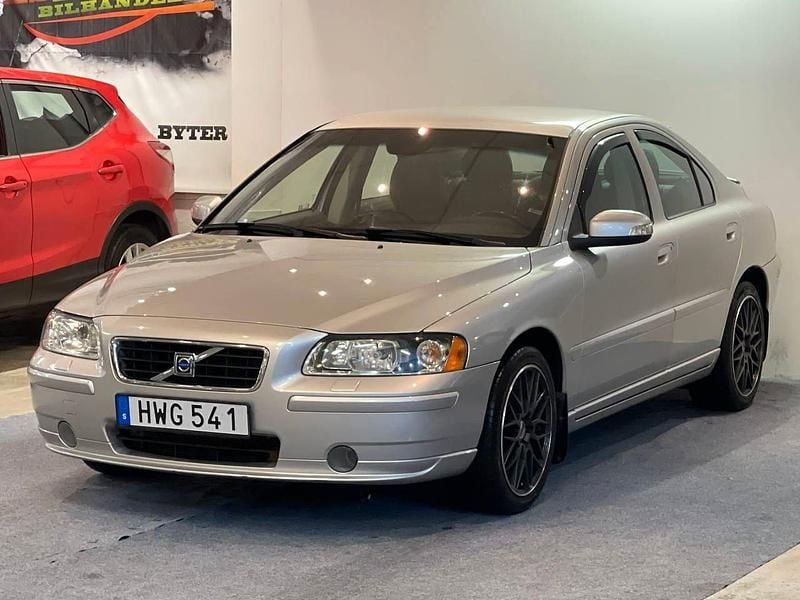 Ljusgrå Begagnad 2008 Volvo S60 Summum Sedan | 69 900 kr (Lite dyr) - Bild 1/4