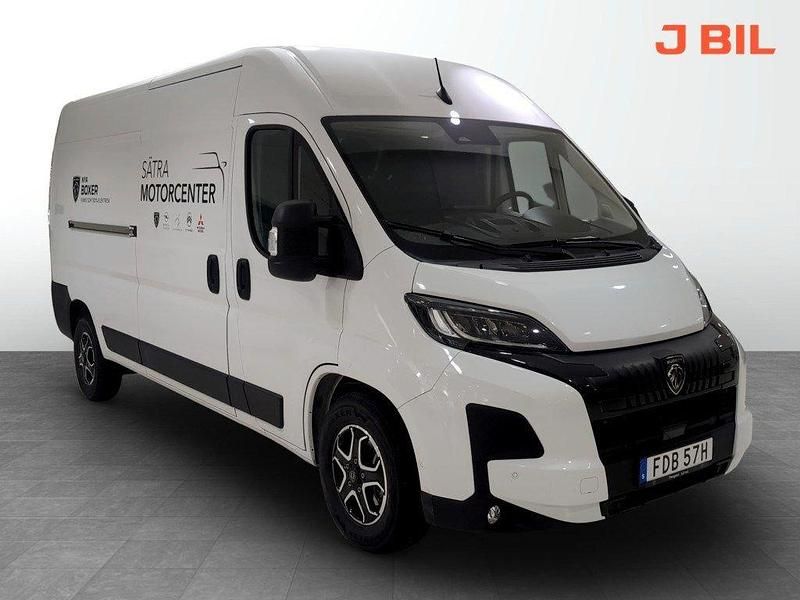Vit (vit icy) Begagnad 2024 Peugeot Boxer Style Van | 524 875 kr (Lite dyr) - Bild 1/4