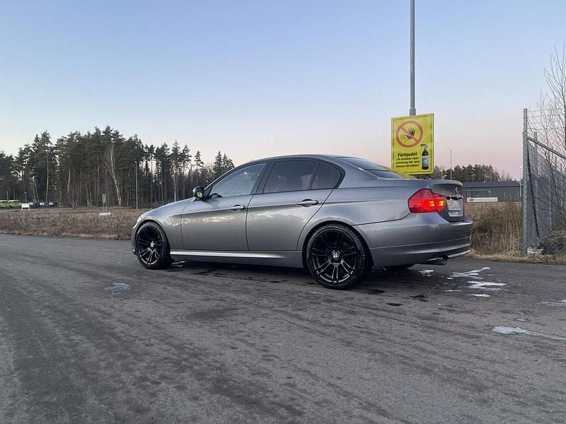 Grå Begagnad 2011 BMW 318 Sedan | 85 000 kr (Marknadspris) - Bild 1/4
