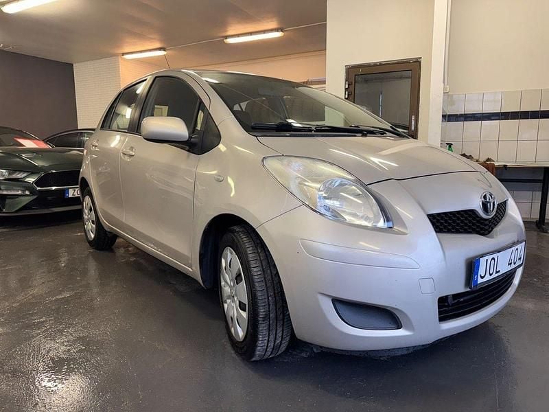 Ljusbrun Begagnad 2008 Toyota Yaris Halvkombi | 35 900 kr (Bra pris) - Bild 1/4