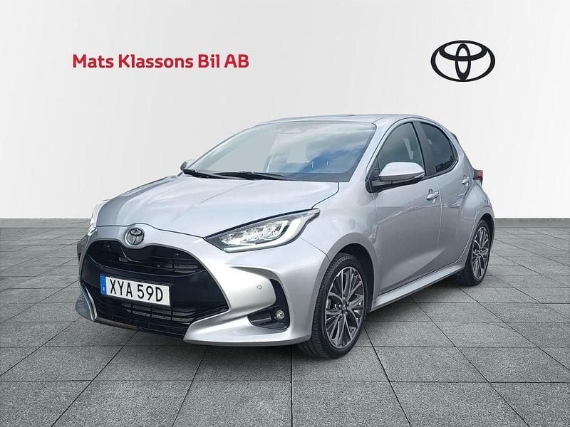 Silver Begagnad 2024 Toyota Yaris Hybrid Style Halvkombi | 279 000 kr (Marknadspris) - Bild 1/4