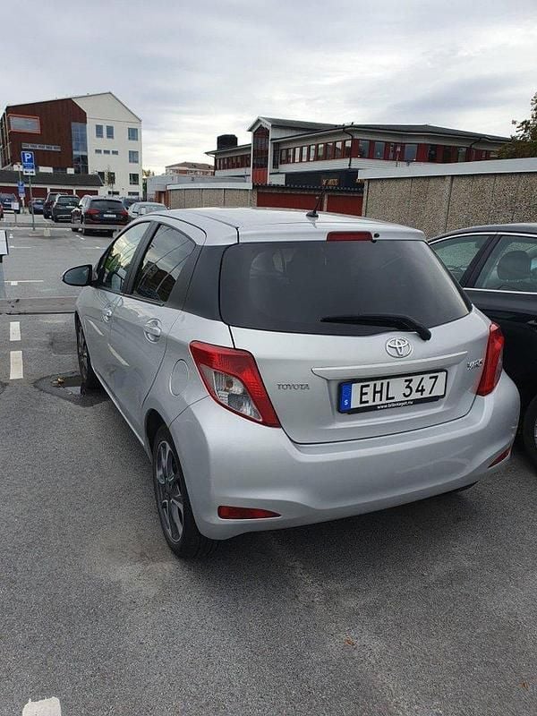 Silver Begagnad 2014 Toyota Yaris Multidrive S Halvkombi | 114 000 kr (Bra pris) - Bild 1/4