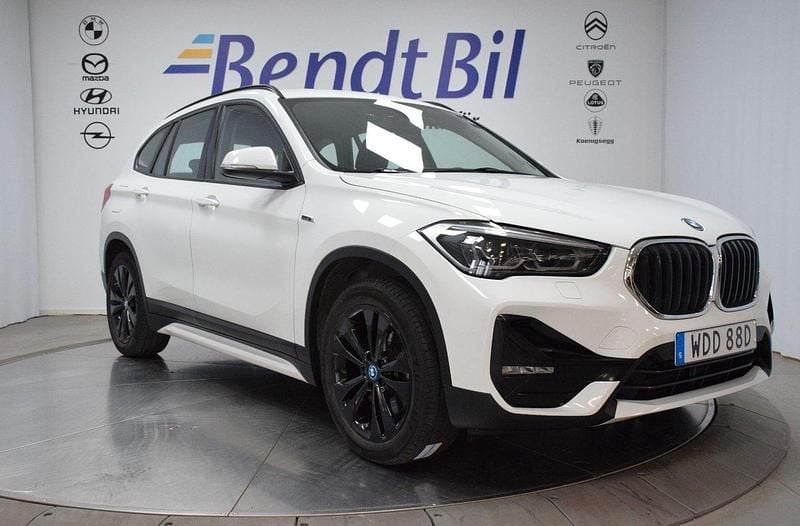 Vit Begagnad 2021 BMW X1 Sport Line SUV | 269 500 kr (Bra pris) - Bild 1/4