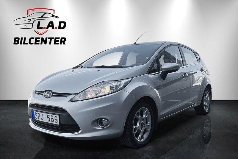 Grå Begagnad 2012 Ford Fiesta Titanium Halvkombi | 69 900 kr - Bild 1/4