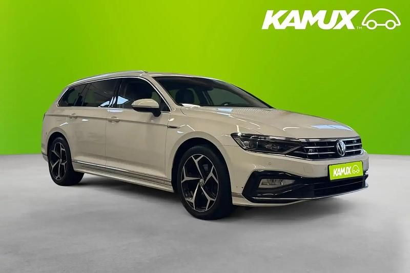 Vit Begagnad 2020 VW Passat R-line Kombi | 209 800 kr (Marknadspris) - Bild 1/4