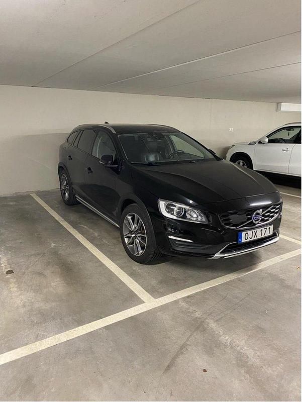 Svart Begagnad 2017 Volvo V60 CC Summum Kombi | 175 000 kr (Superpris) - Bild 1/2