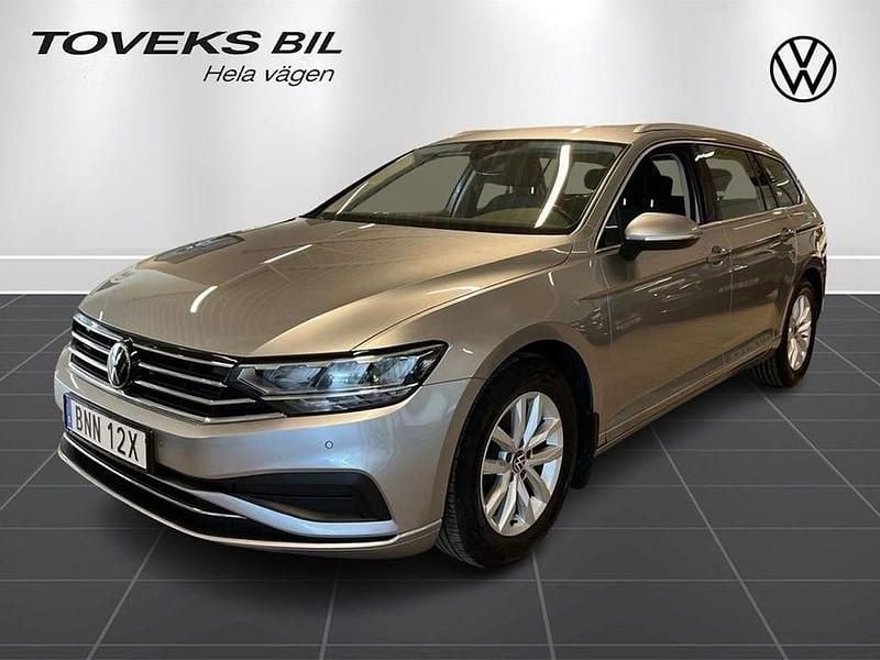 Silver Begagnad 2024 VW Passat Kombi | 309 000 kr (Lite dyr) - Bild 1/4