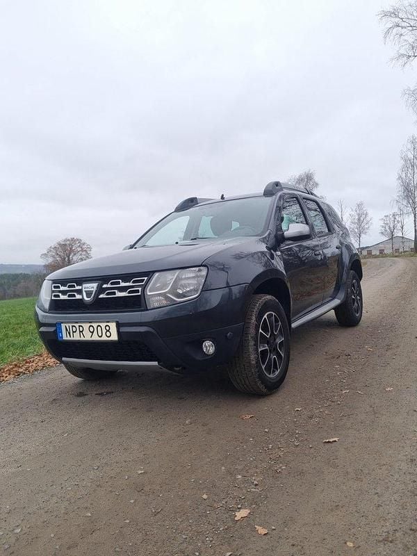 Grå Begagnad 2016 Dacia Duster Lauréate SUV | 120 000 kr (Marknadspris) - Bild 1/4