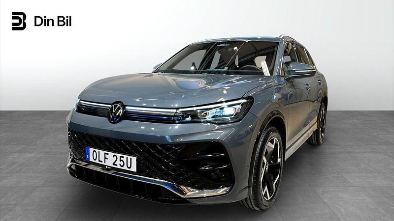 Mörkgrå (dolphin gray metallic) Begagnad 2025 VW Tiguan R-line SUV | 489 900 kr (Lite dyr) - Bild 1/4