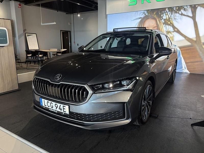 Grå (graphite grey metallic) Ny 2025 Skoda Superb LAURIN & KLEMENT Kombi | 550 400 kr (Dyr) - Bild 1/4