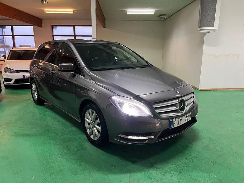 Grå Begagnad 2012 Mercedes B180 Minibuss | 89 900 kr (Marknadspris) - Bild 1/4