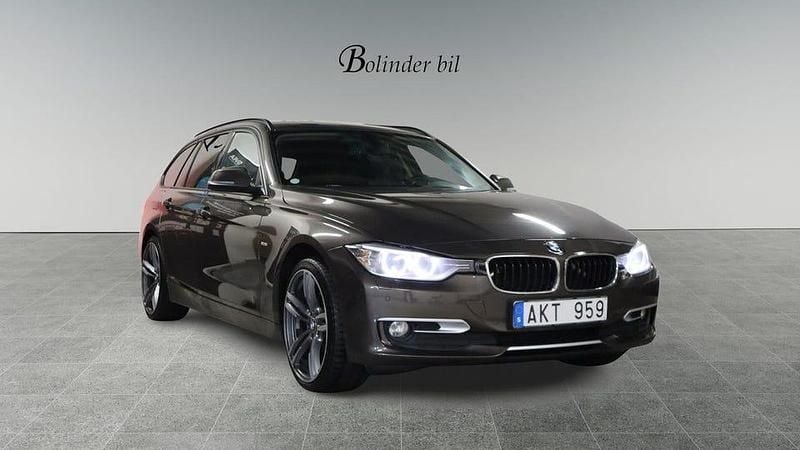 Brun Begagnad 2013 BMW 320 Kombi | 118 900 kr (Lite dyr) - Bild 1/4