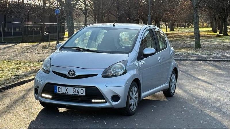 Begagnad 2013 Toyota Aygo Halvkombi | 39 000 kr (Marknadspris) - Bild 1/4