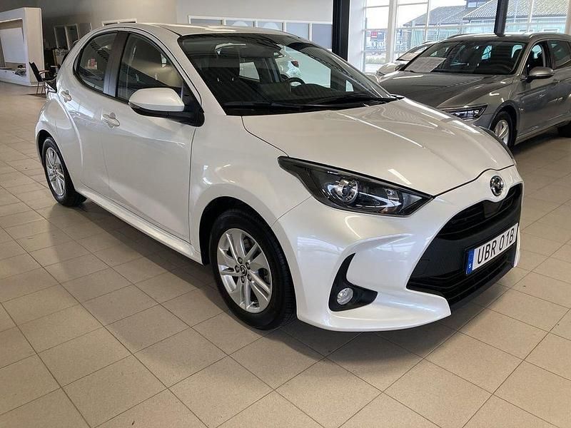 Vit Begagnad 2023 Mazda 2 Halvkombi | 189 900 kr - Bild 1/4