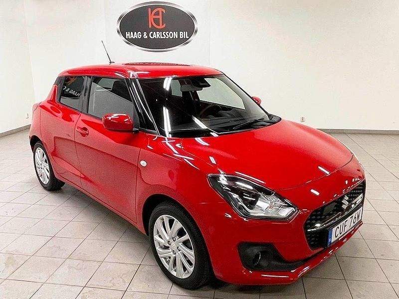 Röd Begagnad 2023 Suzuki Swift Halvkombi | 179 000 kr (Marknadspris) - Bild 1/4