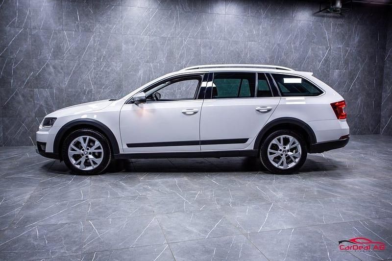 Begagnad Skoda Octavia Scout 184 HK (135 kW) 2016 Vit Kombi