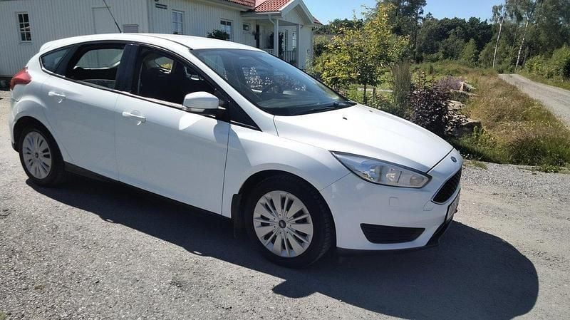 Svart Begagnad 2016 Ford Focus Titanium Halvkombi | 69 000 kr (Superpris) - Bild 1/4