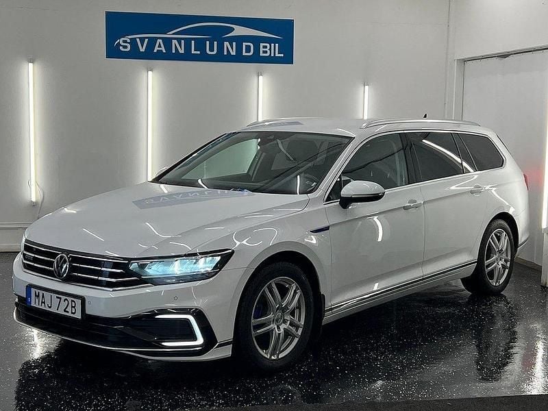 Vit Begagnad 2021 VW Passat GTE Kombi | 199 800 kr (Marknadspris) - Bild 1/4