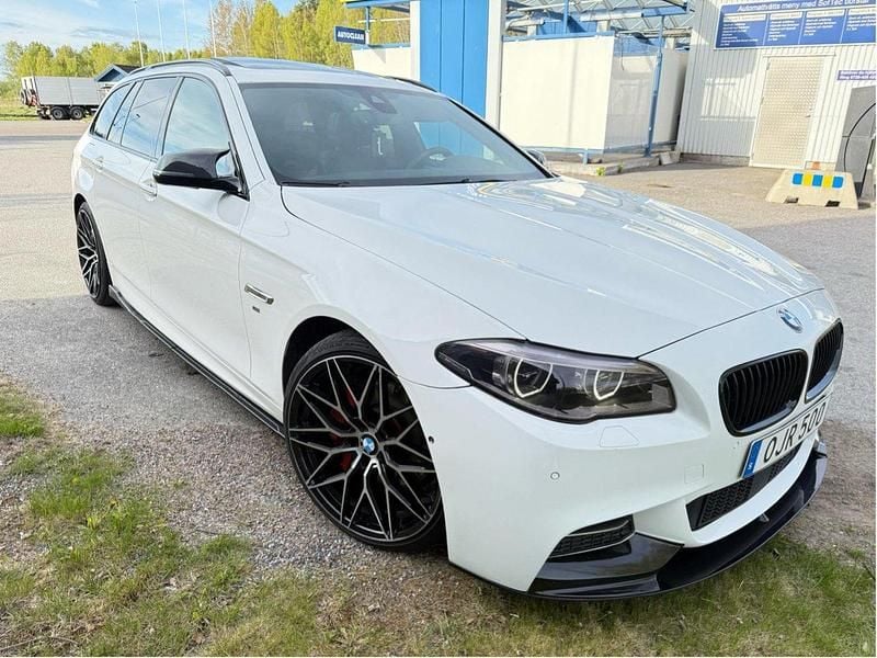 Vit Begagnad 2017 BMW 530 M Sport Kombi | 179 000 kr (Dyr) - Bild 1/4