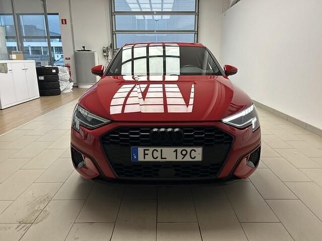 Begagnad Audi A3 Advanced Plus 150 HK (110 kW) 2023 Tangoröd metallic Sedan