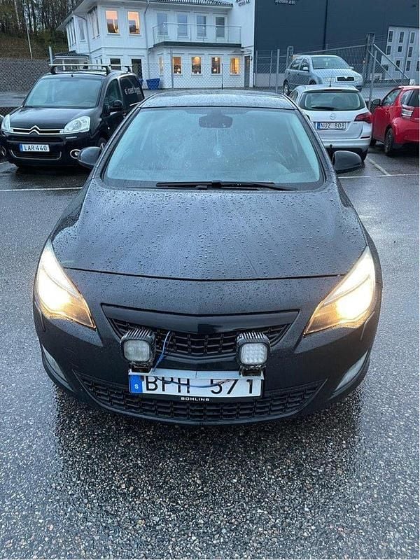 Svart Begagnad 2012 Opel Astra Enjoy Halvkombi | 18 000 kr (Bra pris) - Bild 1/4