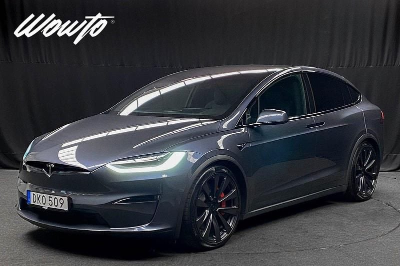 Grå Begagnad 2023 Tesla Model X Plaid SUV | 835 800 kr (Marknadspris) - Bild 1/3