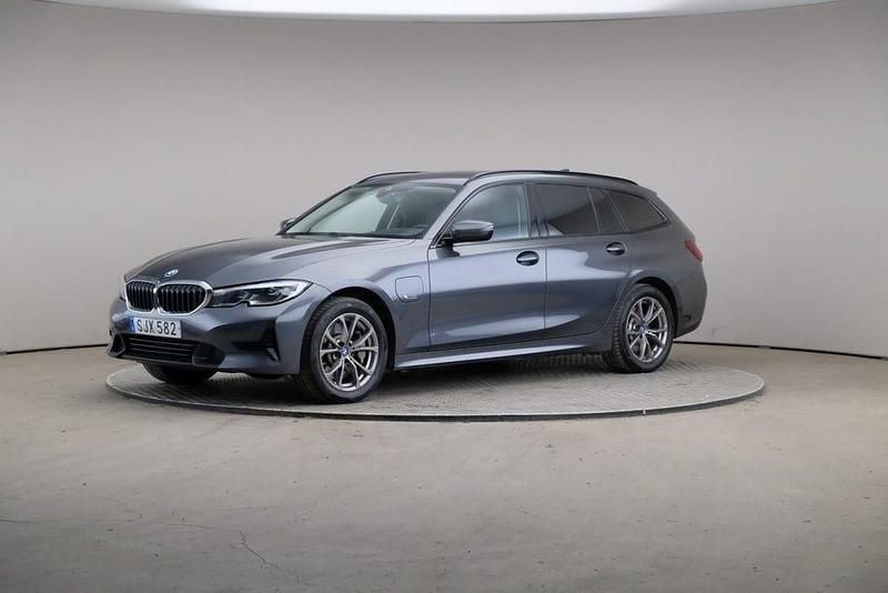 Grå Begagnad 2022 BMW 330 Sport Line Kombi | 289 000 kr (Lite dyr) - Bild 1/4