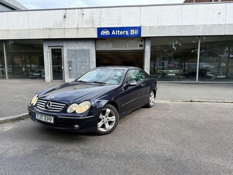 Mörkblå Begagnad 2002 Mercedes CLK320 Elegance Sportkupé | 49 900 kr (Marknadspris) - Bild 1/4