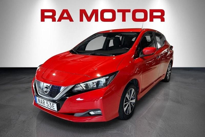 Röd Begagnad 2021 Nissan Leaf Acenta Halvkombi | 149 900 kr (Marknadspris) - Bild 1/4