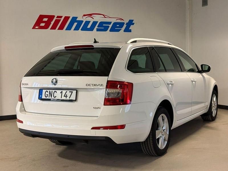 Begagnad Skoda Octavia Style 150 HK (110 kW) 2016 Vit Kombi