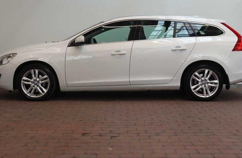 Vit Begagnad 2013 Volvo V60 Kombi | 145 000 kr (Lite dyr) - Bild 1/4