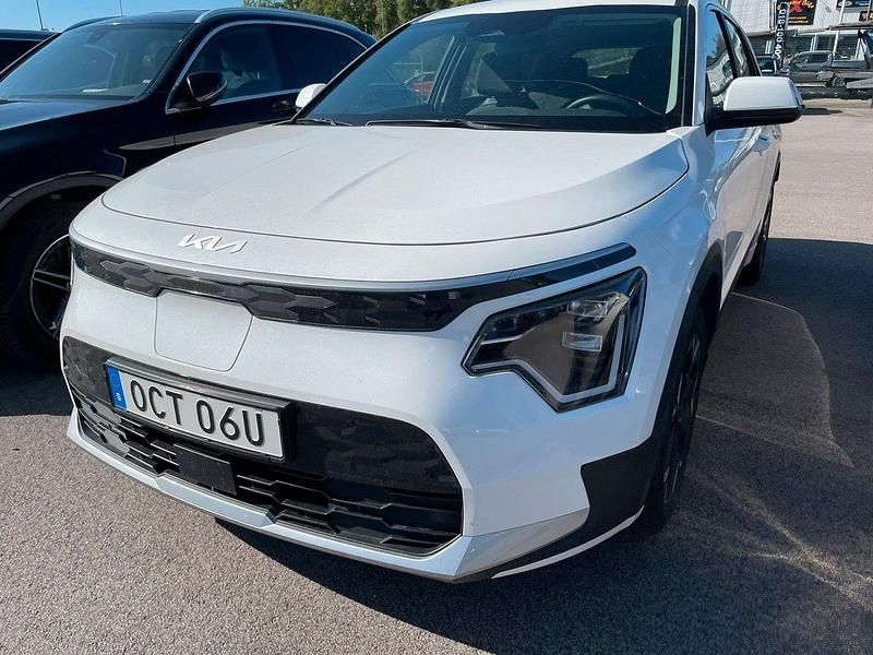 Vit Begagnad 2024 Kia e-Niro SUV | 365 000 kr (Dyr) - Bild 1/2