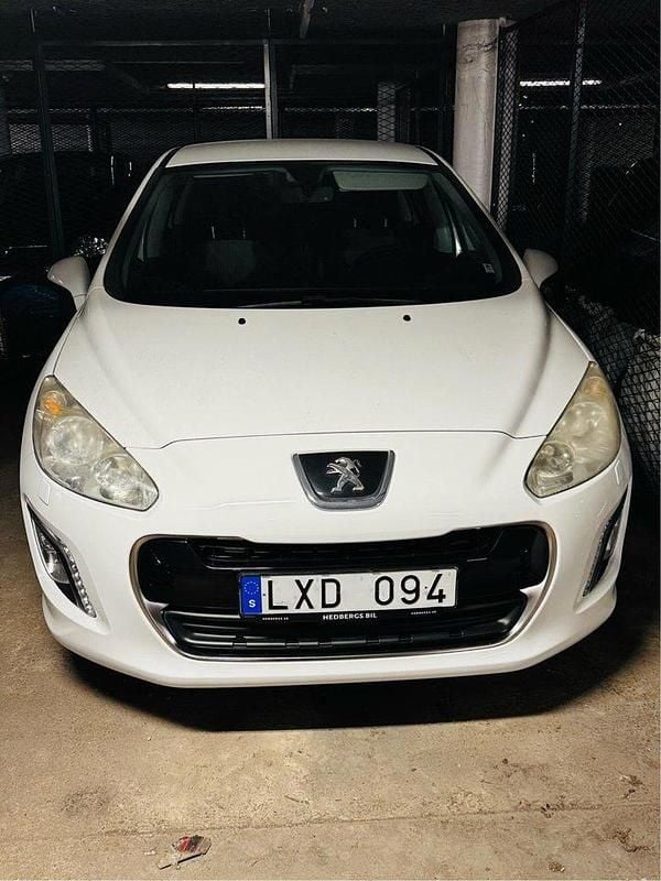 Grå Begagnad 2011 Peugeot 308 Halvkombi | 69 000 kr (Marknadspris) - Bild 1/4