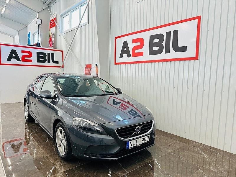 Grå Begagnad 2013 Volvo V40 Momentum Kombi | 99 900 kr (Marknadspris) - Bild 1/4
