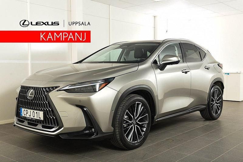 Ljusgrå (gråmetallic) Begagnad 2023 Lexus NX450h+ Luxury Line SUV | 614 900 kr (Lite dyr) - Bild 1/4