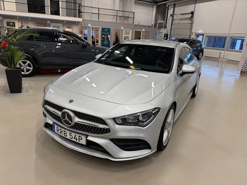 Silver Begagnad 2020 Mercedes CLA200 Shooting Brake AMG Kombi | 289 000 kr (Marknadspris) - Bild 1/4