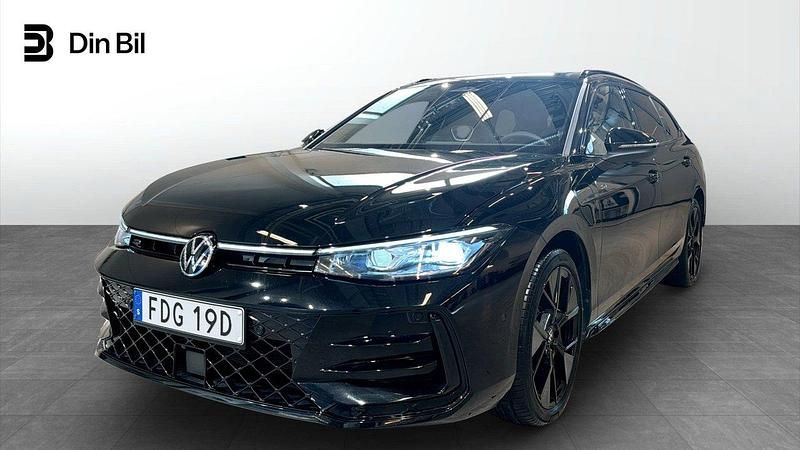 Svart Begagnad 2024 VW Passat R-line Kombi | 529 900 kr - Bild 1/4