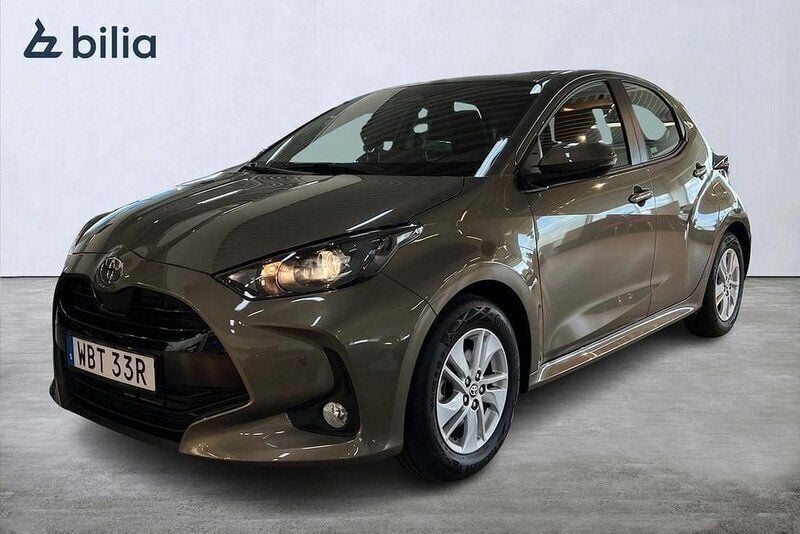 Grön Begagnad 2024 Toyota Yaris Hybrid Active Halvkombi | 259 900 kr (Marknadspris) - Bild 1/4