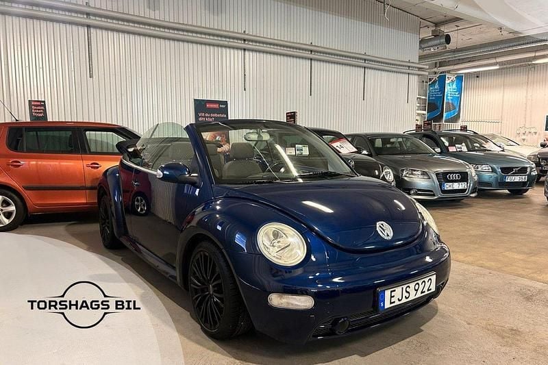 Mörkblå (blå) Begagnad 2004 VW Beetle Highline Cab | 39 900 kr (Superpris) - Bild 1/3
