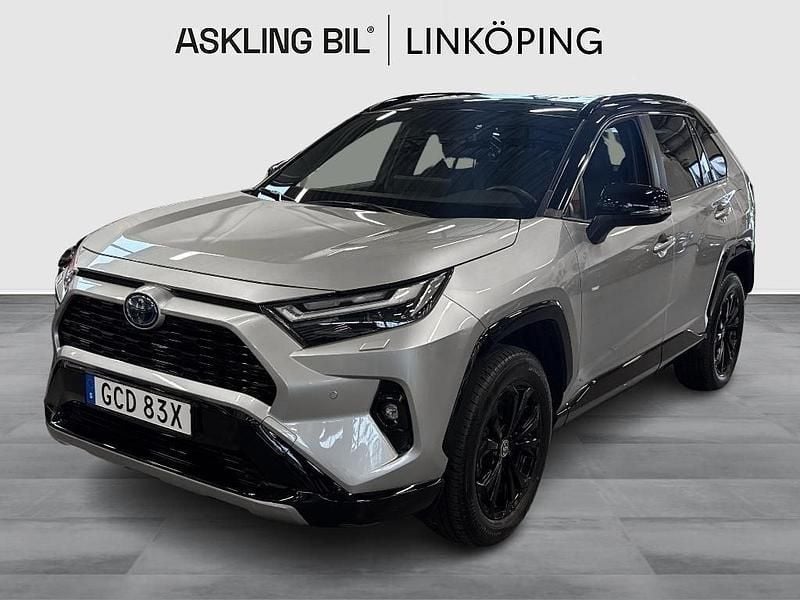 Grå Begagnad 2023 Toyota RAV4 Hybrid Style SUV | 439 000 kr (Marknadspris) - Bild 1/4